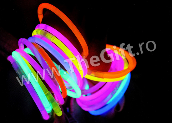 Set 100 bratari luminoase fluorescente multicolore - Apasa pe imagine pentru inchidere